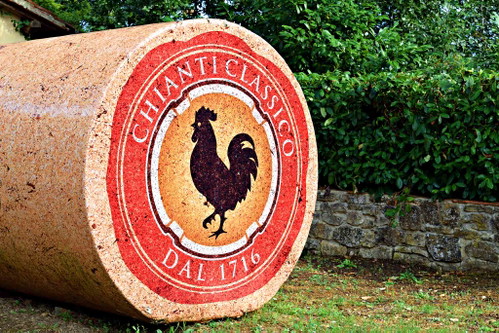 Riesiger Korken&nbsp;mit Wahrzeichen des Chianti in der Nähe der Fattoria del Castello di Verrazzano.