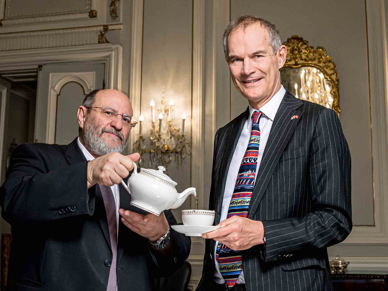 Seine Exzellenz, Leigh Turner, wird von Antonio, seit 39 Jahren Butler der britischen Botschaft in Wien, mit Tea und Scones versorgt.