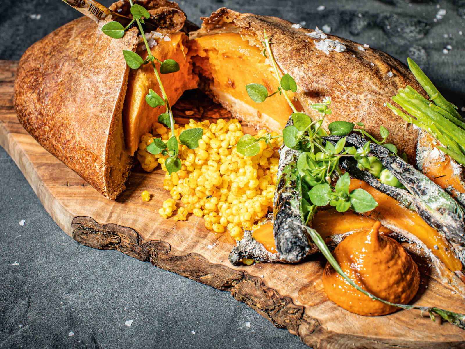 Das Rezept für die gebackene Süßkartoffel mit Shittycarrots, Erbsenschoten und Rollgerste.