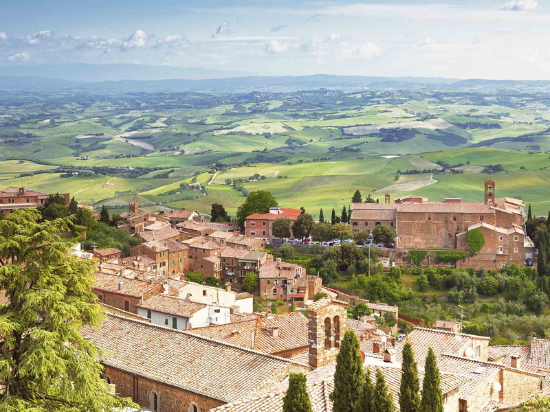 Aussicht auf die mittelalterliche italienische Stadt Montalcino.
