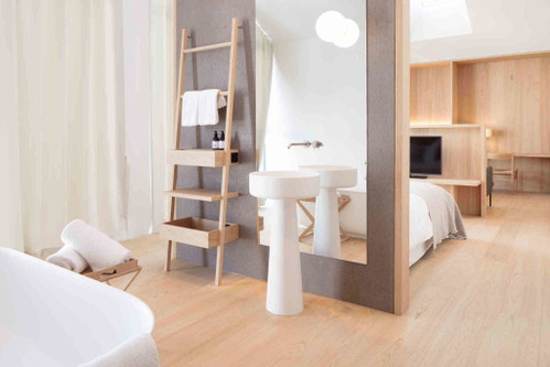 Kastanie – ein Holz aus der Umgebung, perfekt für das »Schgaguler Hotel« in Südtirol.
