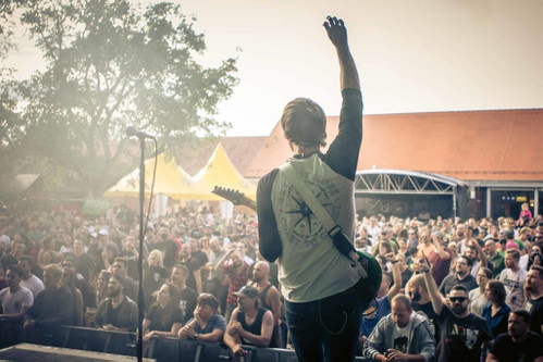 15. Picture On Ein kleines, aber feines Festival verwandelt das 350-Seelendorf Bildein seit dem Jahr 2000 zu einem fröhlichen Festivalgelände. Die Bühnenacts von Picture On sind bunt gemixt und bewegen sich quer durch alle Musikstile. pictureon.at