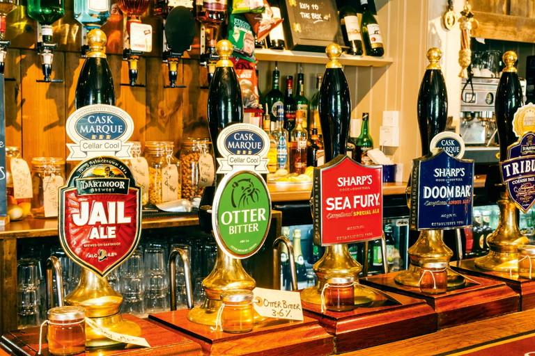 Ein Cask Ale erkennt man im Pub an den klassischen Handpumpen, die das Bier direkt vom Fass ins Pint befördern, ganz ohne Zutun von Stickstoff oder Kohlendioxid.