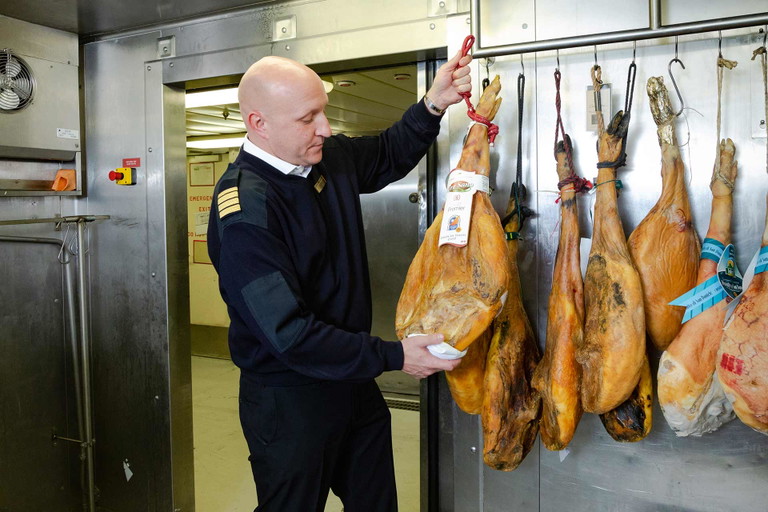 Keulen de luxe: Von Serrano über Ibérico bis San Daniele lagert eine exquisite Auswahl auf der MS Europa.