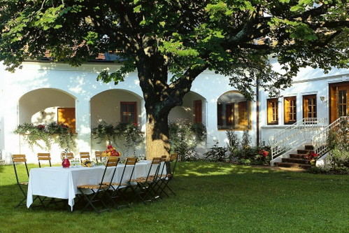 Echt mahlerisch
Die Landhofmühle in Minihof-Liebau ist ein wahrlich bezauberndes kleines Fleckchen Erde. Die Mühle und der dazugehörige Bauerngarten vermitteln den Charme vergangener Tage und sind ideal für jene, die etwas Ruhe und Erholung suchen. Die Besitzer Claudia und Franz Fartek möchten, dass sich jeder Gast wohlfühlt. Die 10 Zimmer und zwei Suiten bieten heimelige Wohlfühlatmosphäre. Regionale Spezialitäten, gute Weine und viele Natur- und Freizeitmöglichkeiten runden den Aufenthalt perfekt ab.
landhofmuehle.at