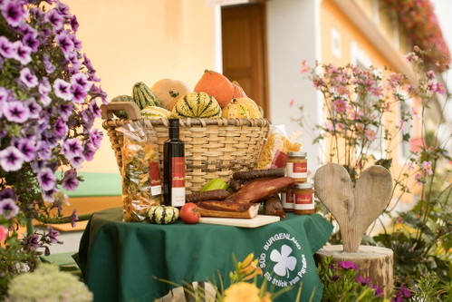 Genuss mit Tradition
Regionalität wird hier großgeschrieben: Alfred, Anita und Angelika Thamhesl betreiben gemeinsam den bekannten Hofladen Thamhesl’s. In der Paradiesecke, einem eigenen Bereich im Geschäft, werden Köstlichkeiten von 14 verschiedenen Produzenten des Vereins »Südburgenland – Ein Stück vom Paradies« zum Verkauf angeboten. Die Schweine aus eigener Zucht liefern das Fleisch für Wurst, Aufstriche, Schinken u. v. m.
thamhesl.at