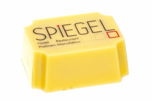 Klein und Fein
Im Atelier von Chocolatière Eveline Spiegel in Bad Tatzmannsdorf werden feinste Pralinen in Handarbeit gefertigt. Konservierungsstoffe, Zusatzfette oder Aromastoffe sind dabei tabu. In den Füllungen verstecken sich kleine Köstlichkeiten wie Nüsse, Honig, Mohn, Weintrauben, Erdbeeren u. v. m. Über 50 Sorten beinhaltet das Sortiment, die Zutaten für das süße Kleinod stammen alle von regionalen Produzenten. Nicht ohne Grund ist die Manufaktur Mitglied der Vereinigung »Südburgenland – Ein Stück vom Paradies«.
hotelspiegel.at