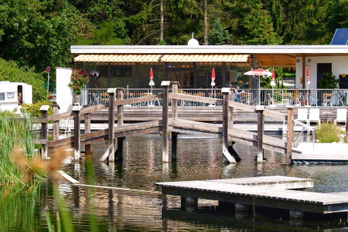 Natur meets Kulinarik
Ein im Sommer sehr beliebter Treffpunkt ist die »Kantine 48«, ein an einen Naturteich angeschlossenes Restaurant in Bernstein. Normalerweise genießen die Lokale in Schwimmbädern nicht gerade den besten Ruf. Hier ist das jedoch anders. Dank der frischen mediterranen Küche wird die Mittagspause zum Highlight. Diverse Tonics, selbst gemachter Holundersaft sowie verschiedene Weine bilden ideale Speisenbegleiter.
kantine48.at