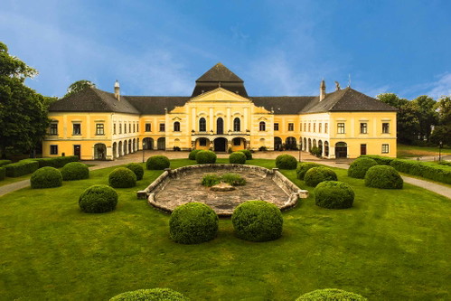 14. Sommerfestival Kittsee Verborgen hinter alten Schlossmauern, eingebettet in einen herrlichen Schlosspark liegt das Barockjuwel Schloss Kittsee, der ideale Schauplatz für das beliebte Sommerfestival mit imposanten Aufführungen. In der Saison 2020 steht »Wiener Blut« auf dem Programm. sommerfestival.at