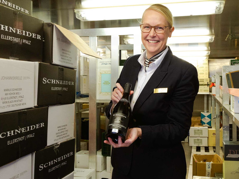 Wer hier kein gutes System hat, ist verloren: MS-Europa-Sommelière Jana Töpfer inmitten von Weinkartons.