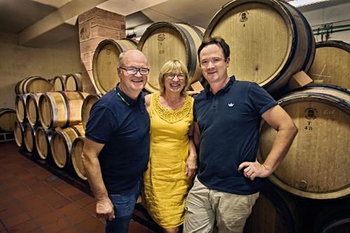 Paul Fürst mit Ehefrau Monika und Sohn Sebastian im Keller.