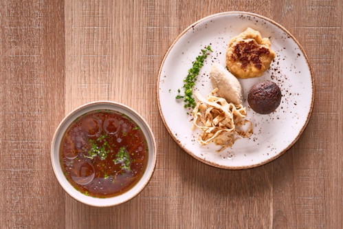 Im Wirtshaus »Poststube 1327« wird echte Rindsuppe mit Wurzelwerk, Kalbsleberknödel, Griesnockerl, Fritatten und Kaspressknödel serviert.