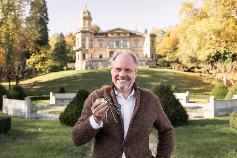 Wolfgang Gröller (Hotelier Traunseehotels und Hauptinitiator des Festivals) vor der Villa Lanna in Gmunden. Er überzeugte die Eigentümer und konnte die Villa als Location für das »FELIX 2020« gewinnen. Während des Wirtshausfestivals wird sie zum Pop-Up-Restaurant.