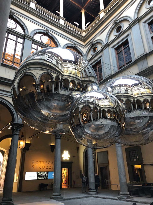Installation von Tomás Saraceno im Palazzo Strozzi