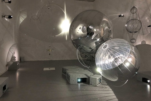 Teil der Ausstellung von&nbsp;Tomás Saraceno im Palazzo Strozzi