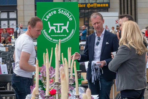Die letzten Vorbereitungen der leeren Tafel in Dresden.