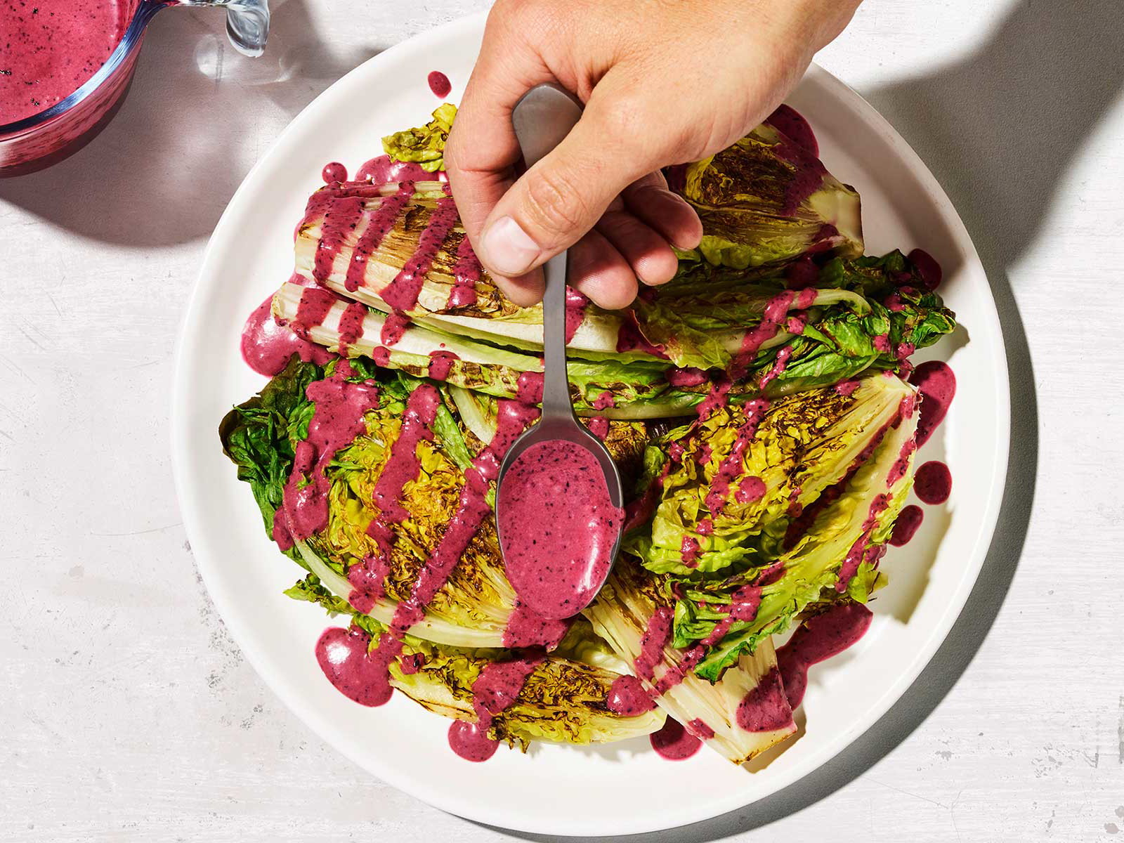 Zero Foodwaste Kitchen: Gebratener Salat mit Blaubeer-Dressing
