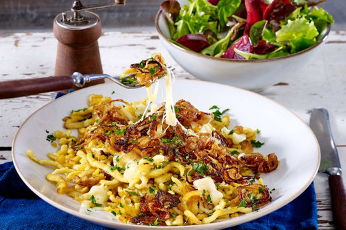 Kässpätzle mit buntem Salat Rezept