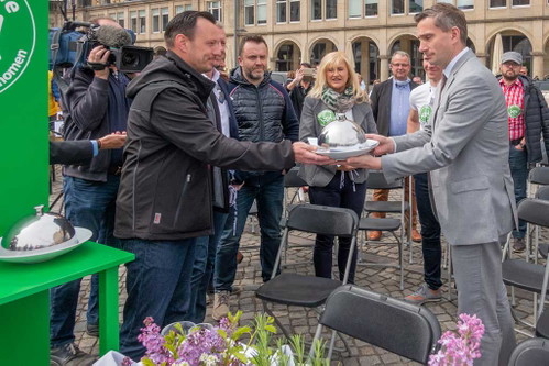 Benjamin Unger vom »Blauen Engel« in Aue überreicht dem sächsischen Wirtschaftsminister Martin Dulig die Forderungen und Nachbesserungswünsche der Gastronomen, Hotelliers und Veranstaltern stilvoll unter einer Cloche.