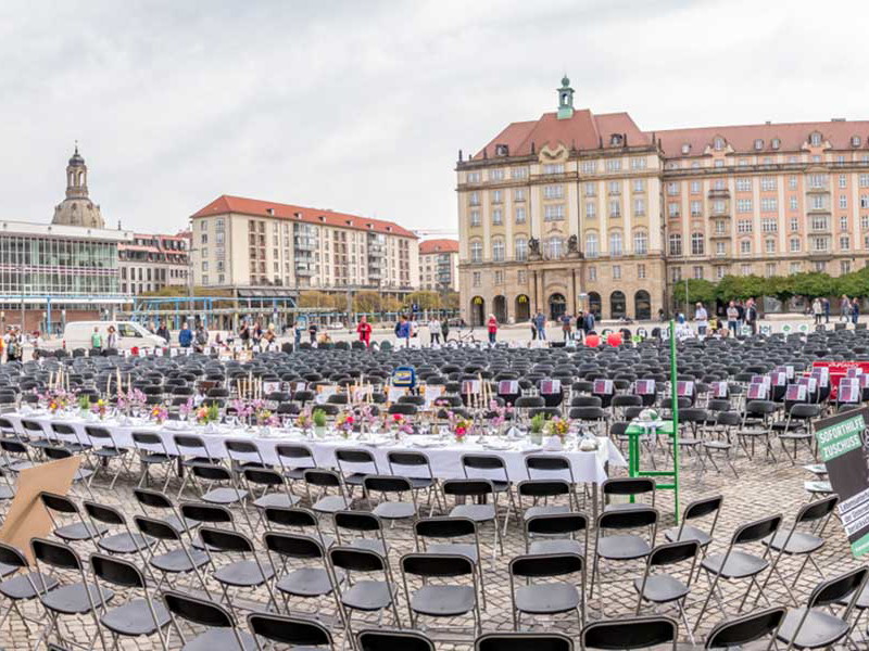 Leer Stühle und eine gedeckte Tafel auf dem Dresdner Altmarkt.