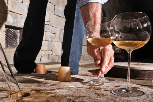 Fassverkostung? Schnee von gestern! Bei Gravner wird aus Amphoren verkostet.
