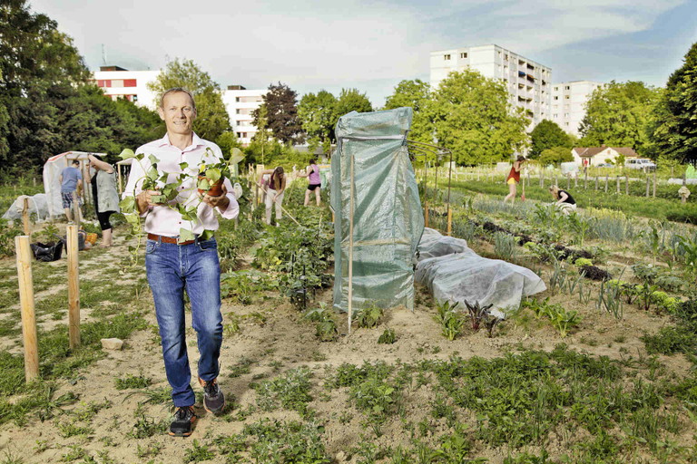 »Morgentaugärten«-Gründer Christian Stadler im Feld.