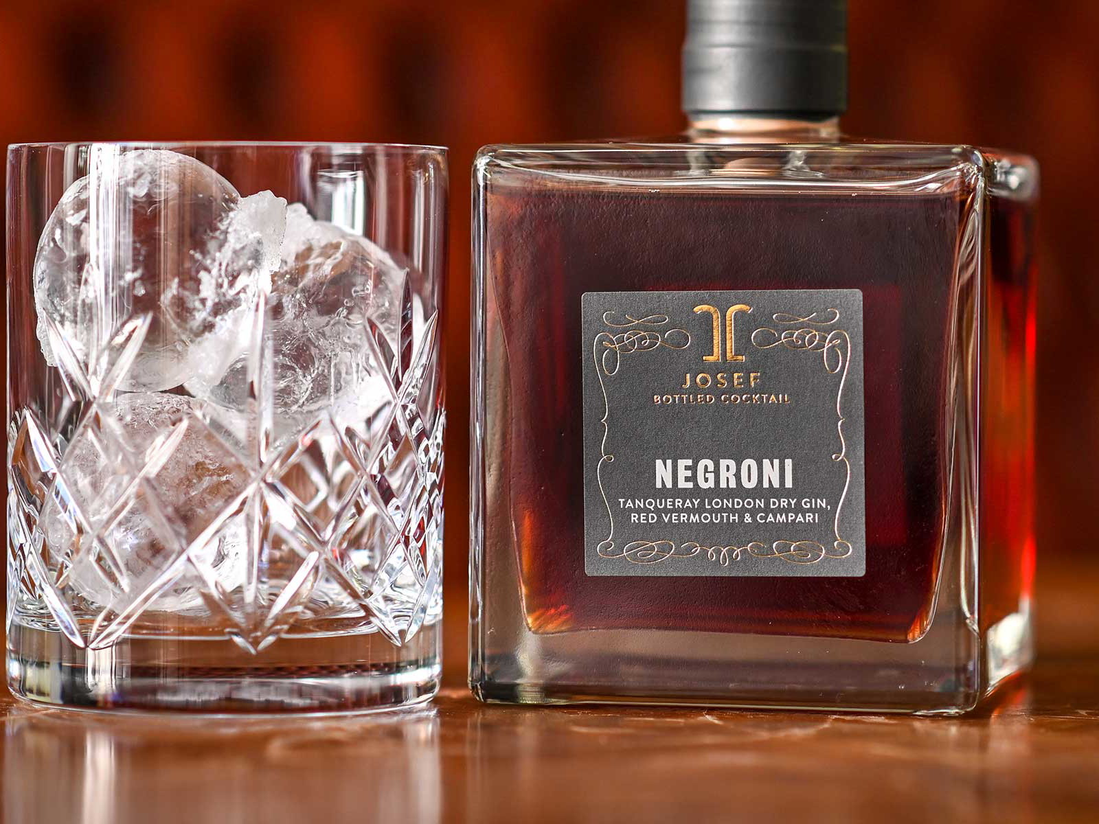 Für einen perfekten Negroni brauchen Sie nur noch ein Glas und Eis.