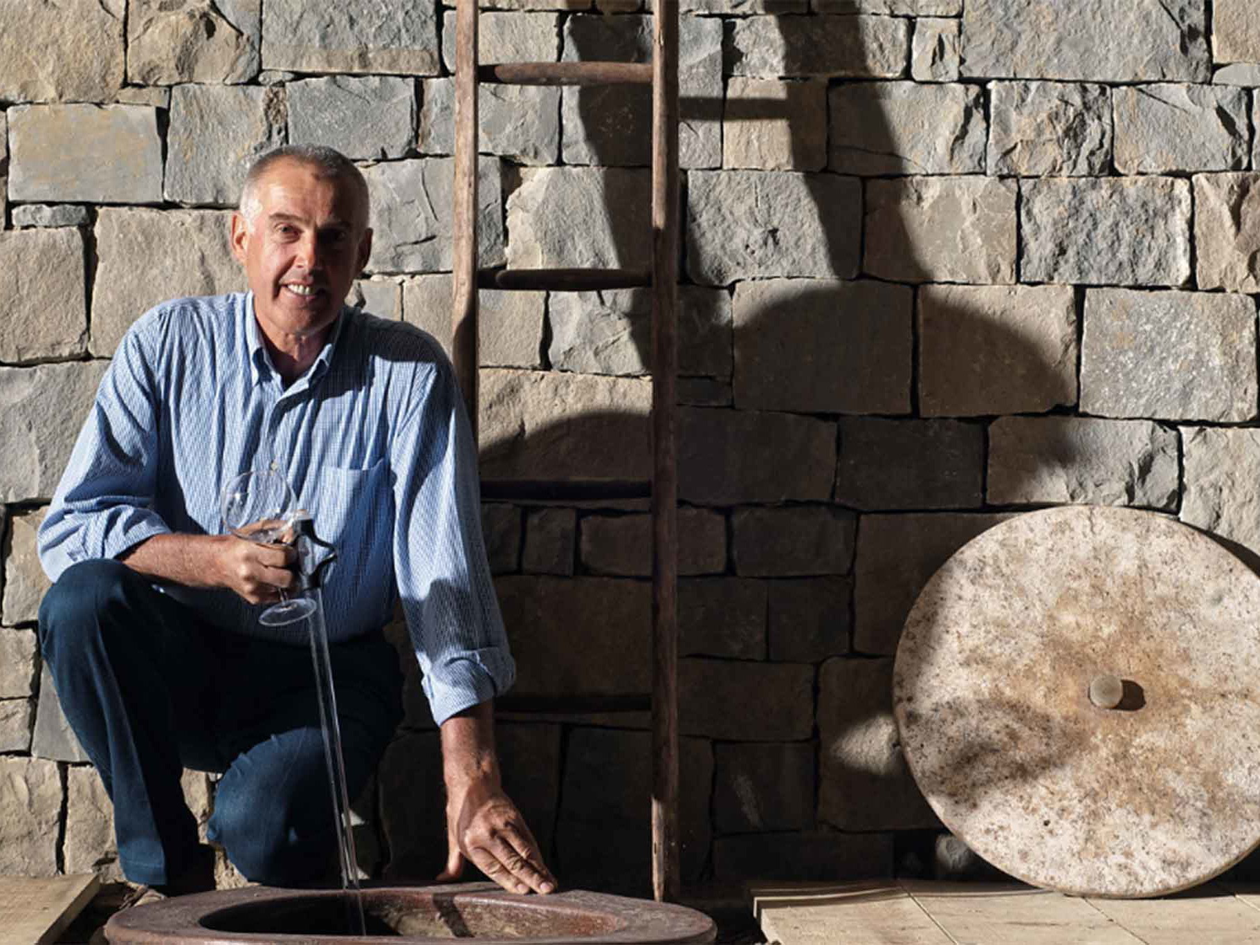 Seit nunmehr 15 Jahren baut der friulanische Winzer Joško Gravner seinen Wein in tönernen Amphoren aus, die direkt in der Erde vergraben sind.