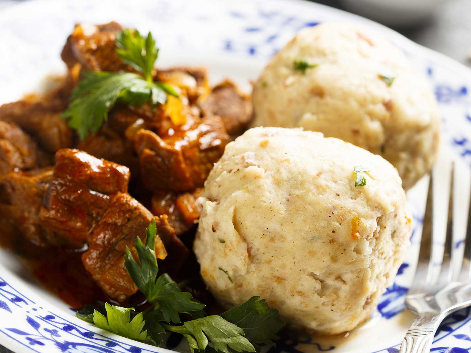 Traditionelles Rindsgulasch mit Knödeln