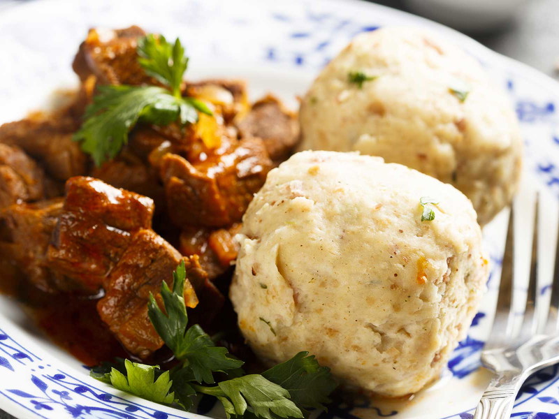 Traditionelles Rindsgulasch mit Knödeln