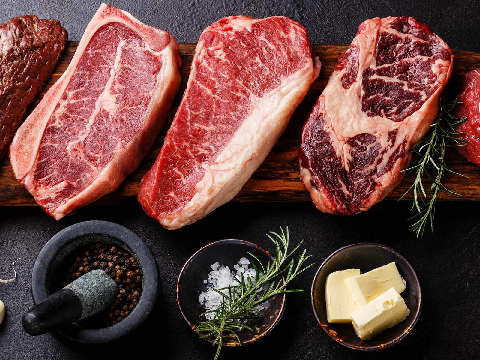 Wir lassen uns Fleisch-Spezialitäten nach Hause liefern.