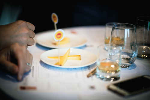 In unterschiedlichen Reifegraden wurden die österreichischen Käsespezialitäten verkostet.