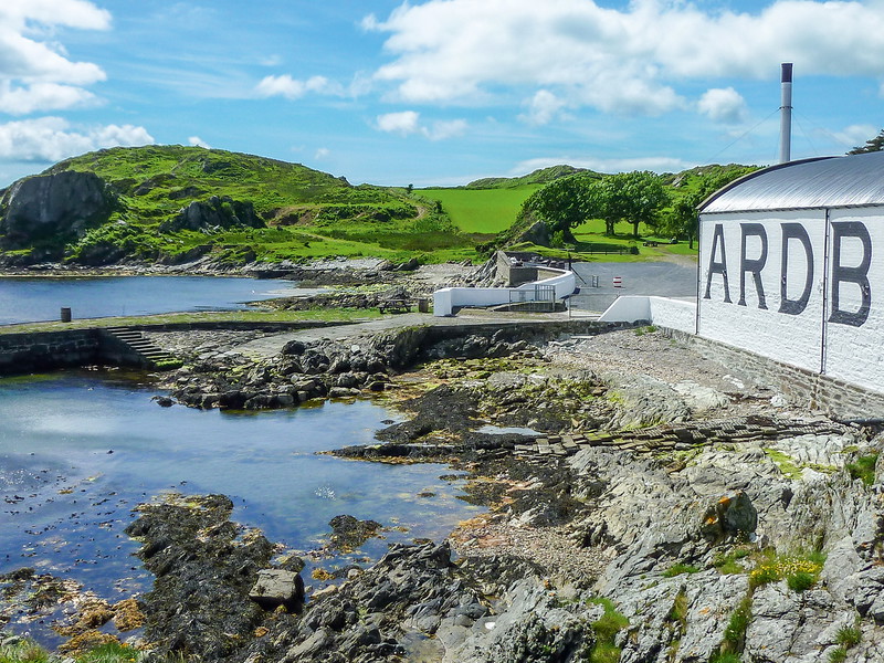 Am Südufer der Insel Islay liegt die Whisky-Destillerie Ardbeg, deren Ursprünge bis in das Jahr 1794 zurückreichen.