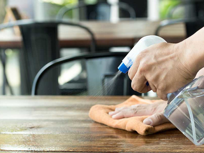 Die Tische in Restaurants müssen künftig nach jedem Gast desinfiziert werden.
