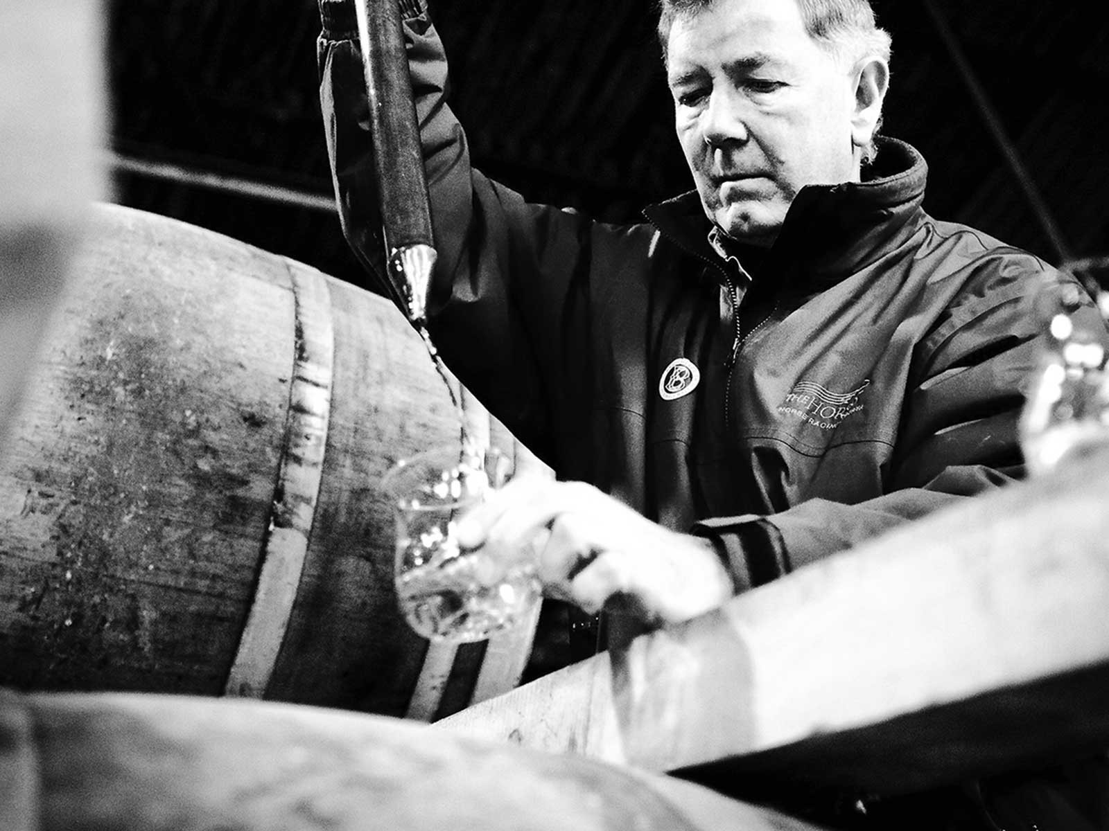Verkosten wie ein Profi: Whisky-Ikone Jim McEwan ist seit über 50 Jahren im Geschäft.