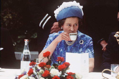Lange rätselte die Nation, ob die Queen zuerst Tee und dann Milch in die Tasse gab oder umgekehrt. Die Antwort sorgte für Schlagzeilen.