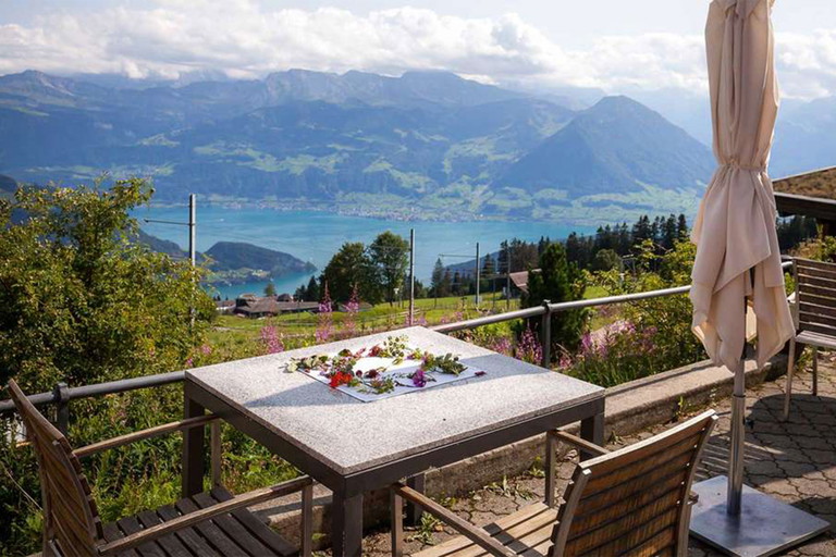 Das «Regina Montium» mit Blick auf die Alpen