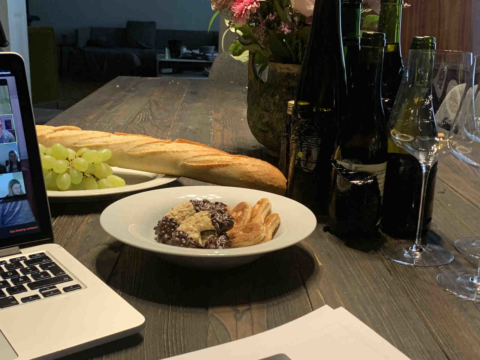Distance Tasting im Webinar »Tour de France« inklusive französischer Snacks für das Food Pairing.