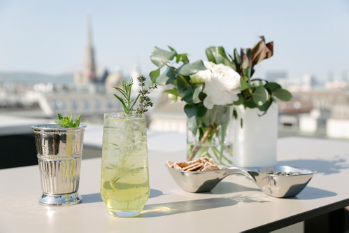 Bar-Managerin Katharina Schwaller mixt hochkarätige Cocktails.