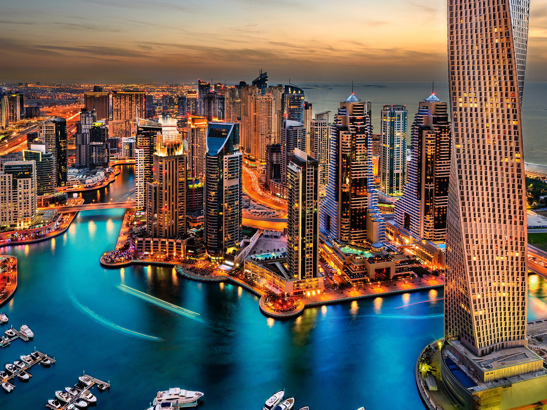 Übermorgenland: der Hafen und die beeindruckende Skyline von Dubai.