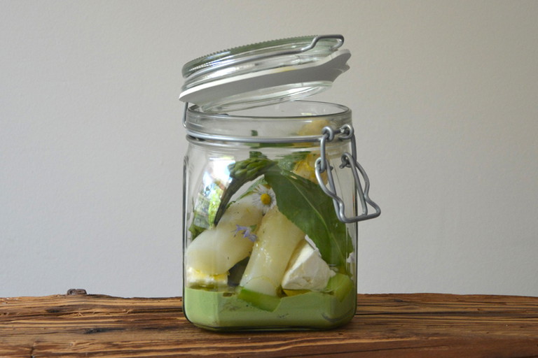 E.G.G.S.-Rex: Grüner &amp; weißer Spargel, Sauerampferjoghurt, Naynar Kuhfrischkäse