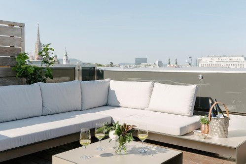 In den gemütlichen Lounge-Möbeln kann man mehrere Stunden verbringen und exklusive Cocktails und Soul-Food genießen.