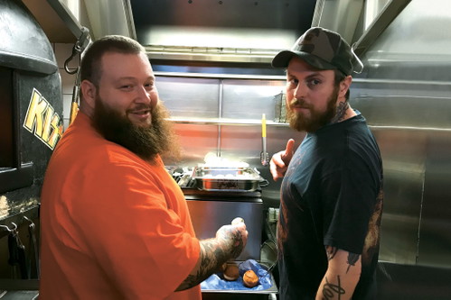 Tiernan mit dem britischen TV-Star, Rapper und Stammgast Action Bronson in der »Black Axe Mangal«-Küche.