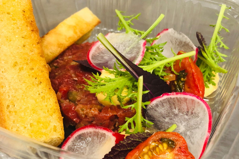 Kulinarische Kontaktpflege: Tatar vom Bio-Weiderind mit Ofenparadeiser im Seerestaurant Saag.
