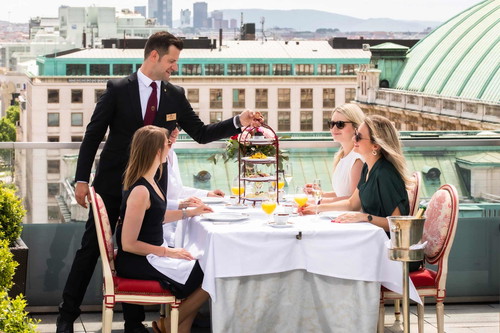 Die Zimmer und Suiten des Luxushotels werden mitsamt Terrassen und Balkonen für kurze Zeit als »Sacher Séparées«&nbsp;zu einzigartigen Genießer-Locations.&nbsp;Reservierung: +43 1 51456 1555,&nbsp;reservierung.wien@sacher.com
