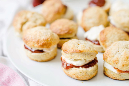Scones mit Clotted Cream und Marmelade sind feste Bestandteile des Afternoon Tea.