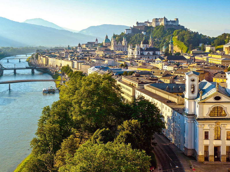 Die Salzach fließt mitten durch die Altstadt von Salzburg und ist für die Bürger Lebensader und Erholungsraum in einem.