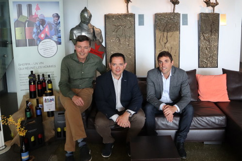 Patrick Z’Brun von der Domaines Chevaliers,&nbsp;Vincent Claivaz, Vorsitzender des Verwaltungsrates der Maison Gilliard mit Grégory Dubuis, Direktor der Maison Gilliard.
