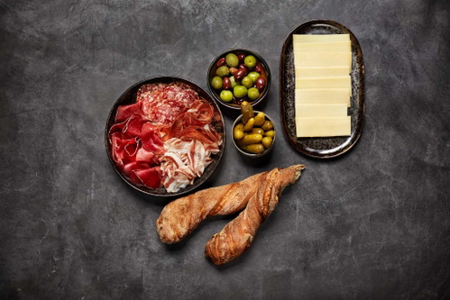 Speck. Luftgetrocknetes. Salami. Bergkäse. Essiggurken. Oliven.