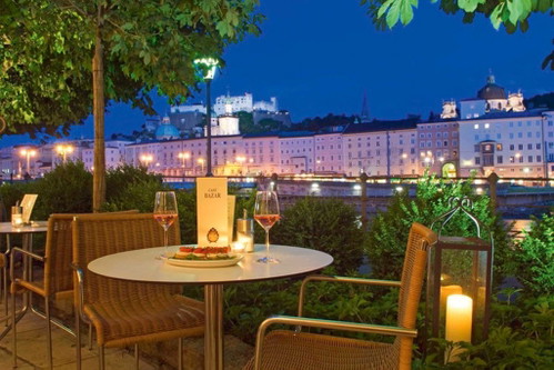 Schöner geht es nicht: Aperitif auf der Terrasse des Traditionscafés »Bazar« direkt am Ufer&nbsp; der Salzach.